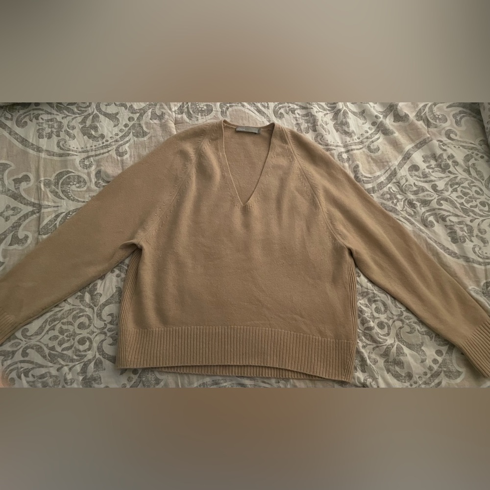Vince V-neck Cashmere Sweater in Camel
